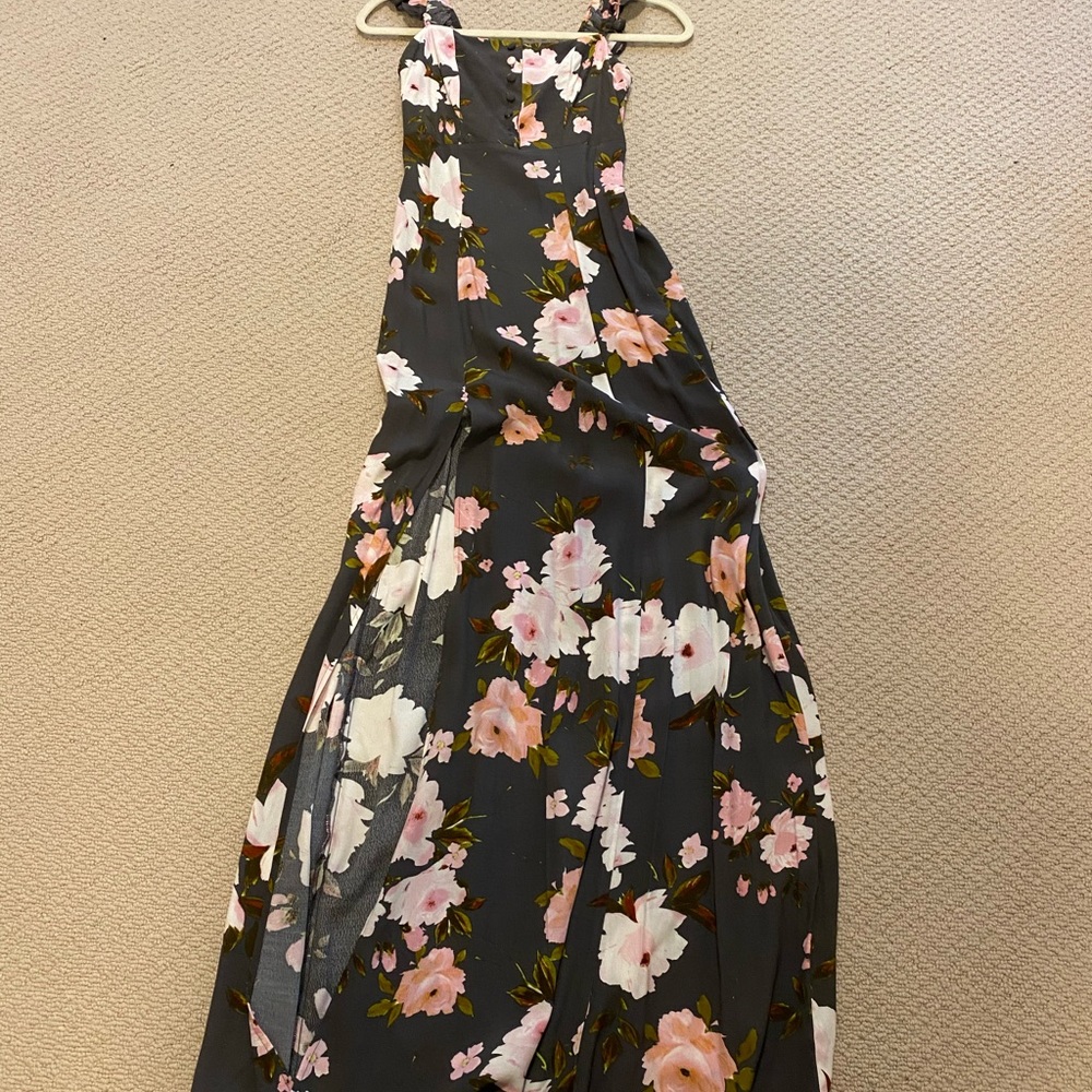 Beautiful maxi dress!  🌸